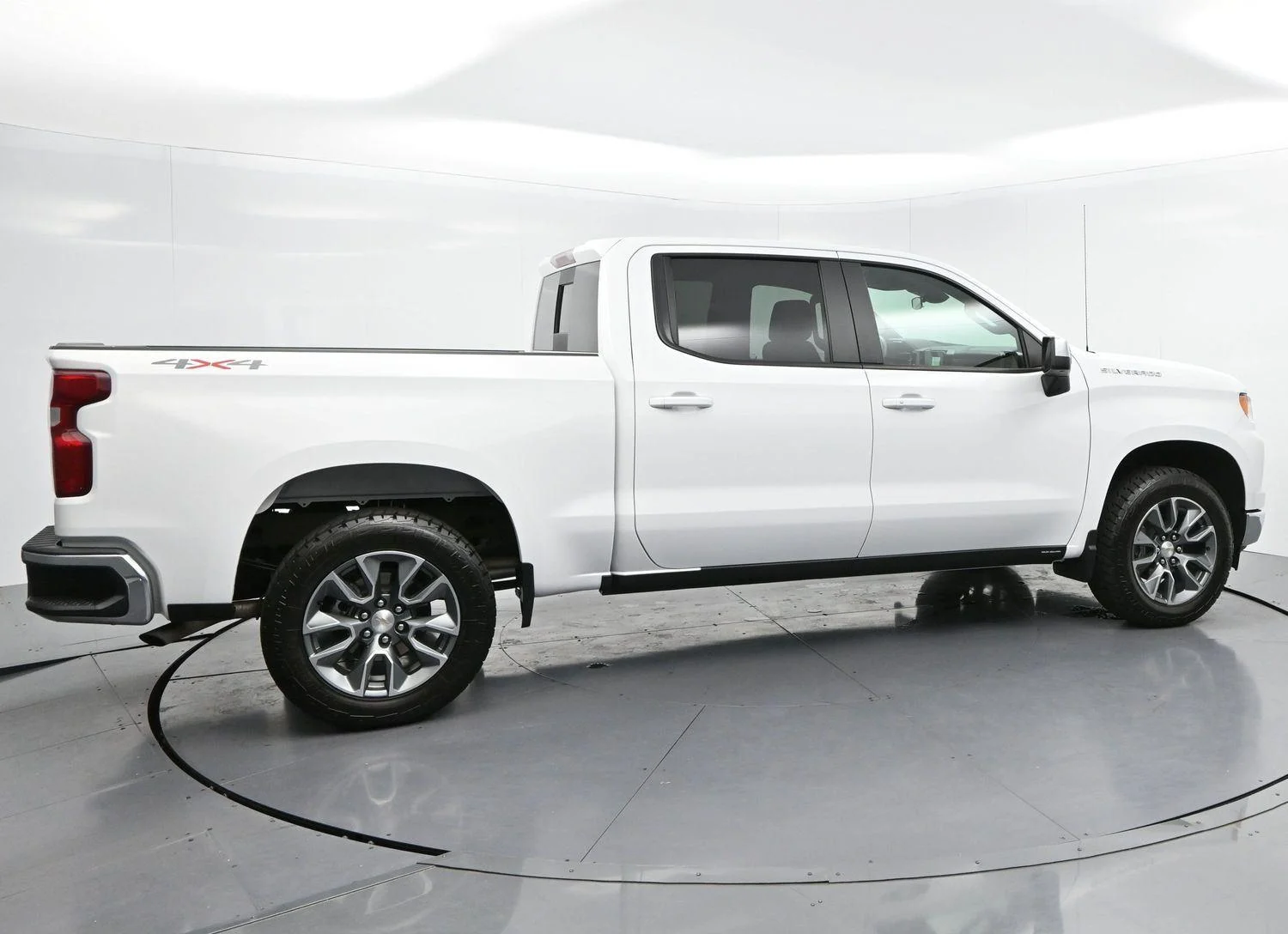 Used 2025 Summit White Chevrolet LT image 8