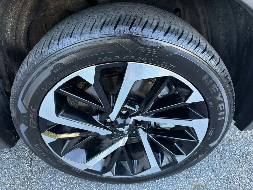 Used 2024  Mitsubishi SE image 12