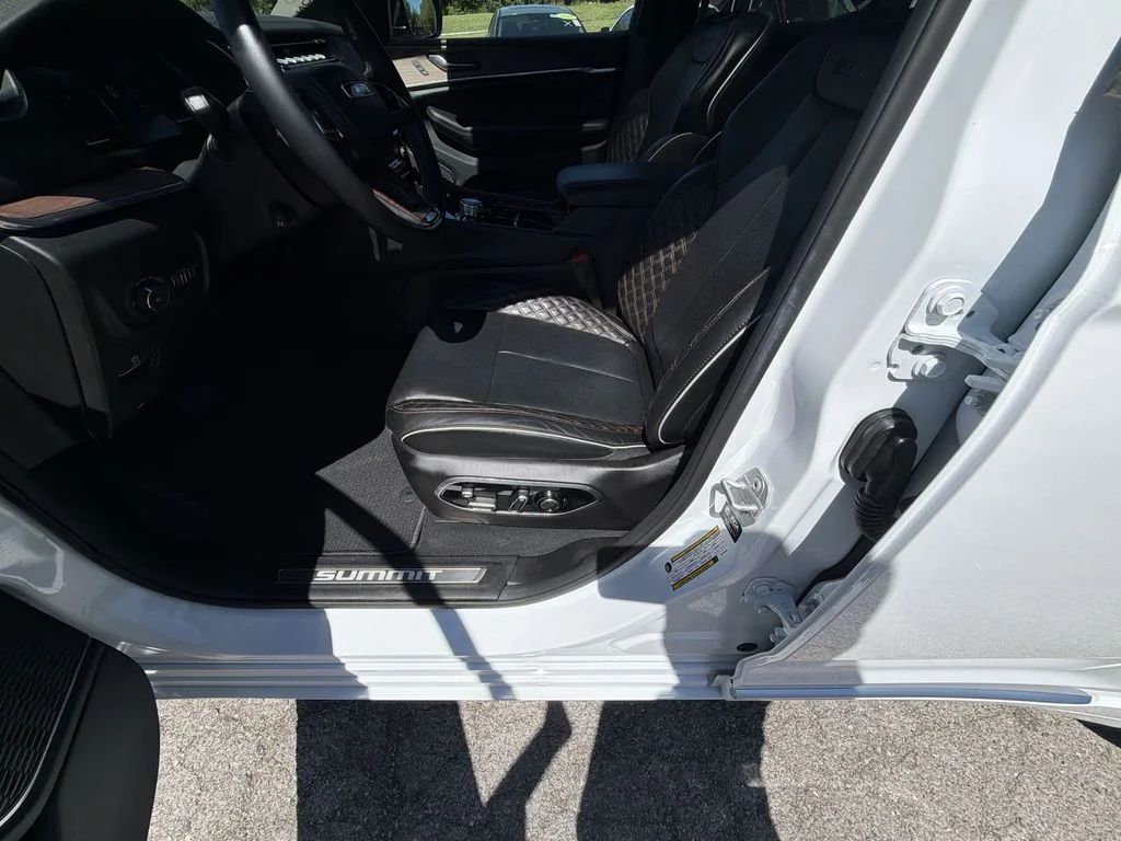 Used 2025 White/off-white Jeep Summit image 12