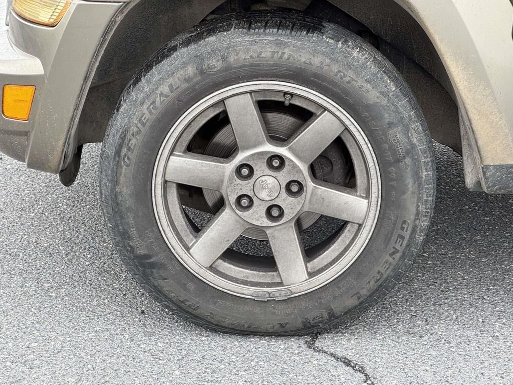 Used 2005 Beige Jeep Limited image 12