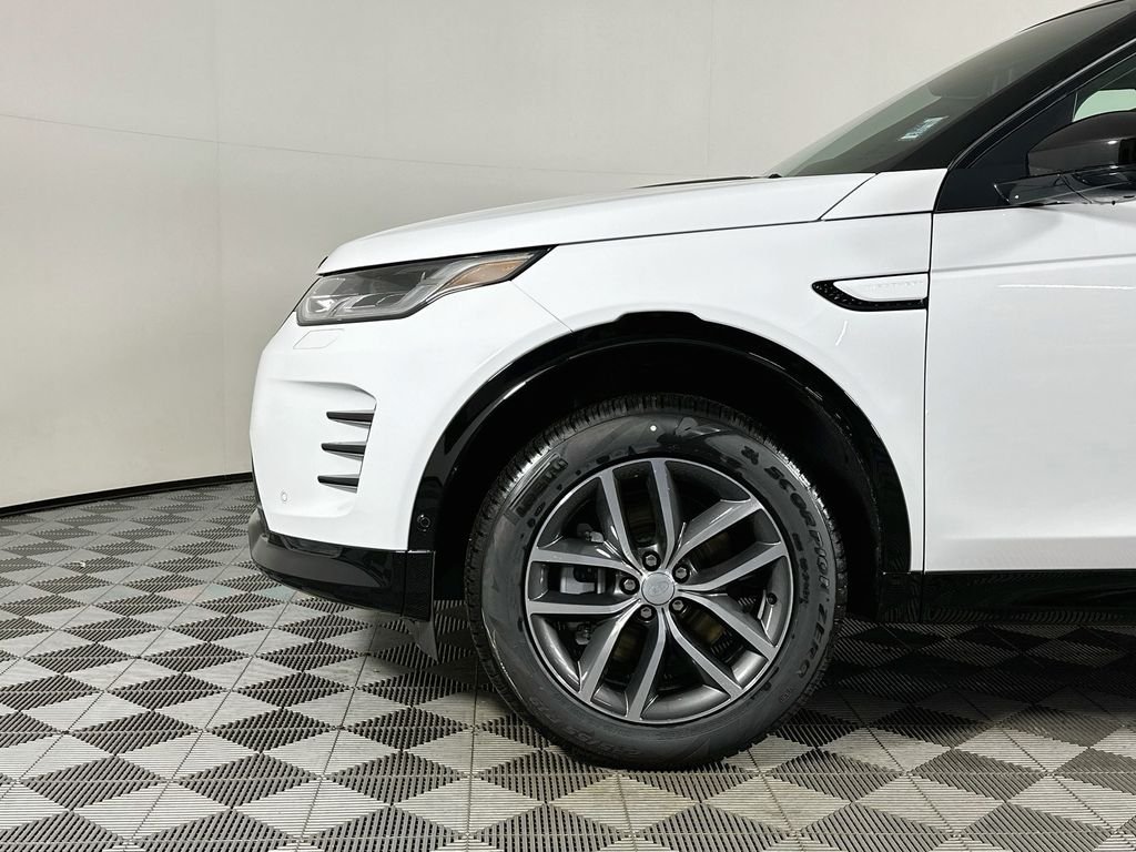 Used 2025  Land Rover SE image 9
