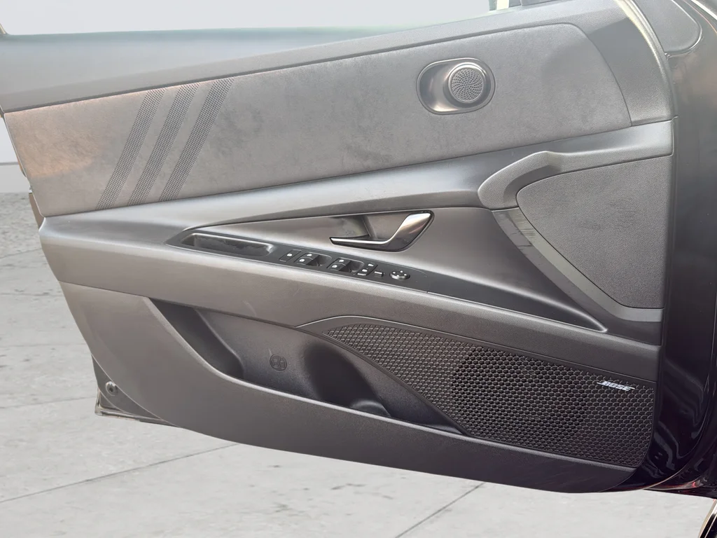 Used 2022 Black Hyundai Base image 23