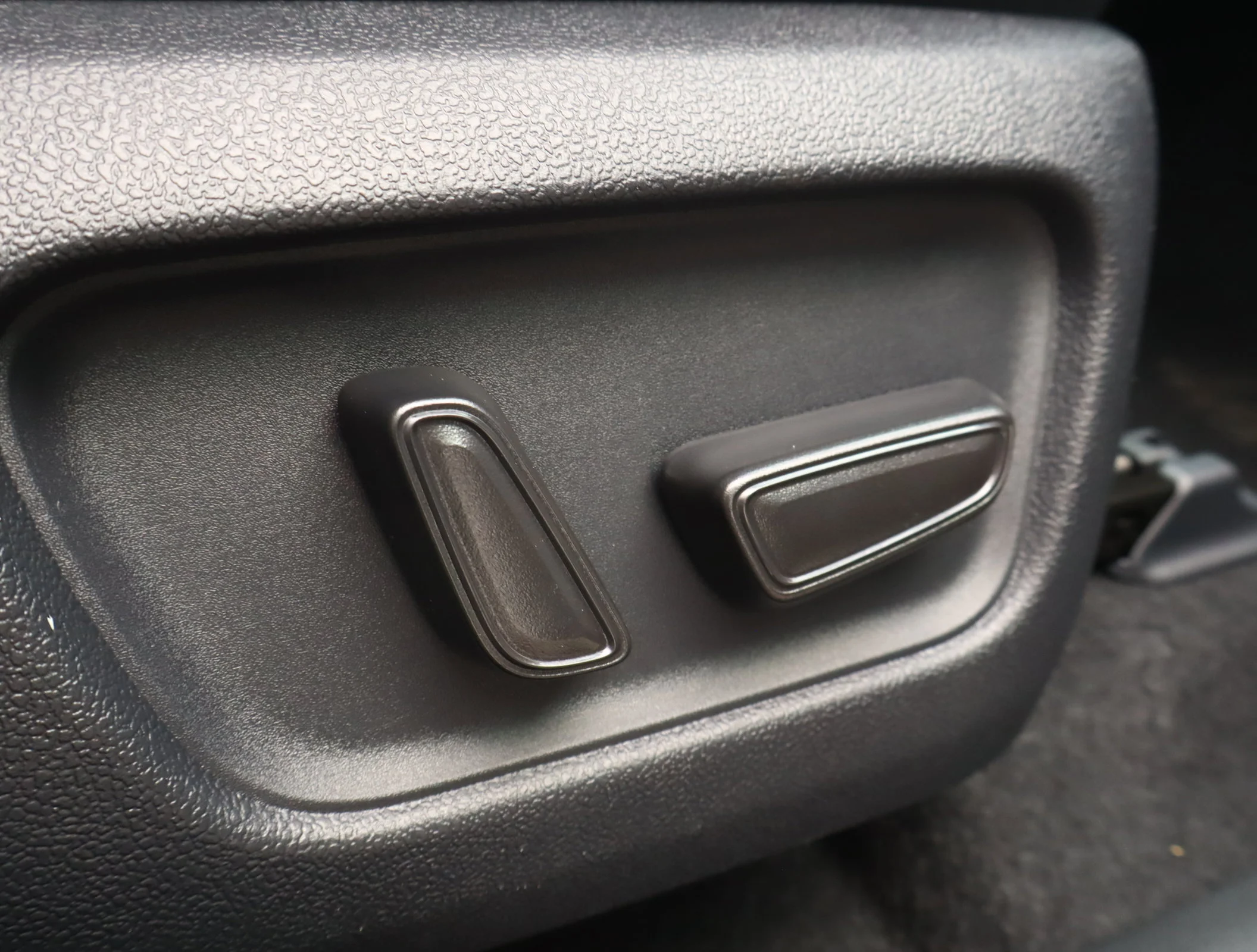 New 2026 Wind Chill Pearl w/Black Roof Toyota XSE image 30