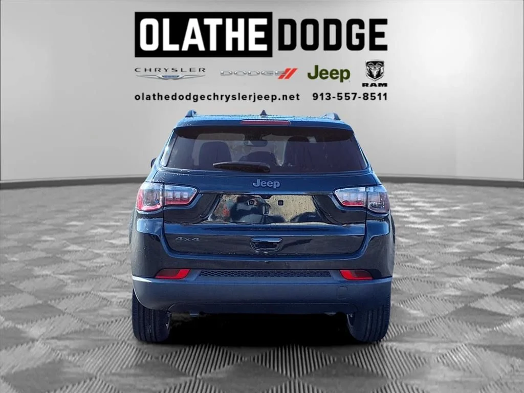 New 2026 Diamond Black Crystal Pearlcoat Jeep Latitude image 24