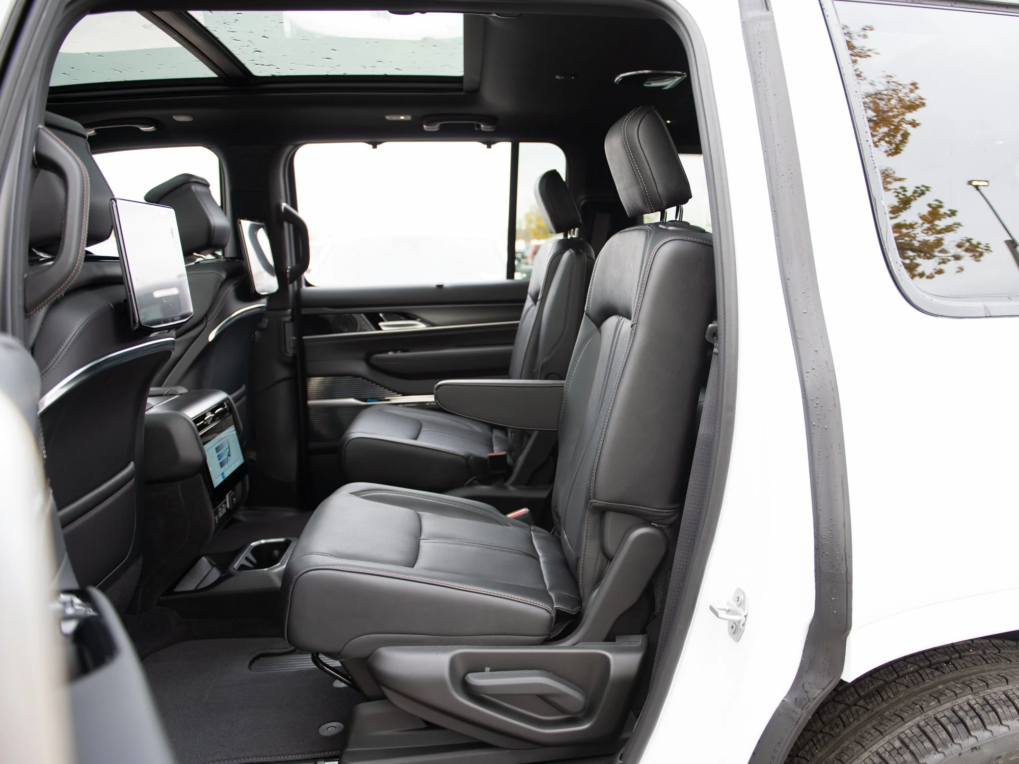 New 2027 White Jeep Summit Obsidian* 4x4, Rear DVD, Massage Seats, HD Trailer Tow Pkg image 25