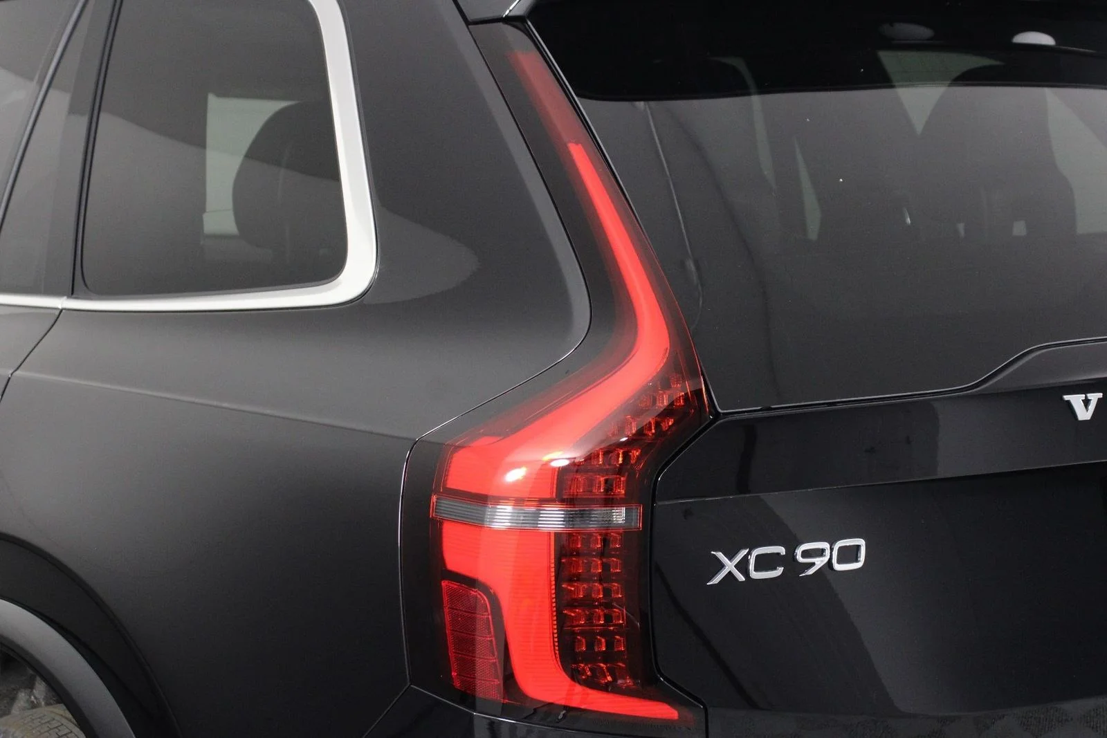 New 2026 Black Volvo T8 Plus image 15