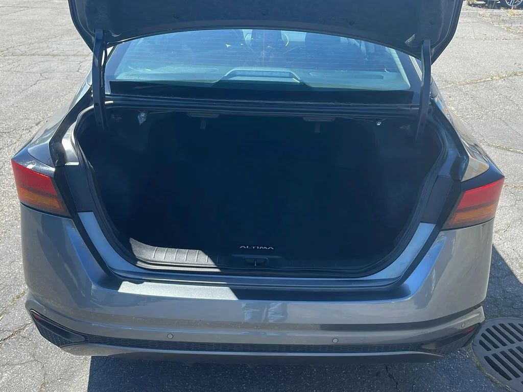 2025 Nissan Altima SV - Photo 9