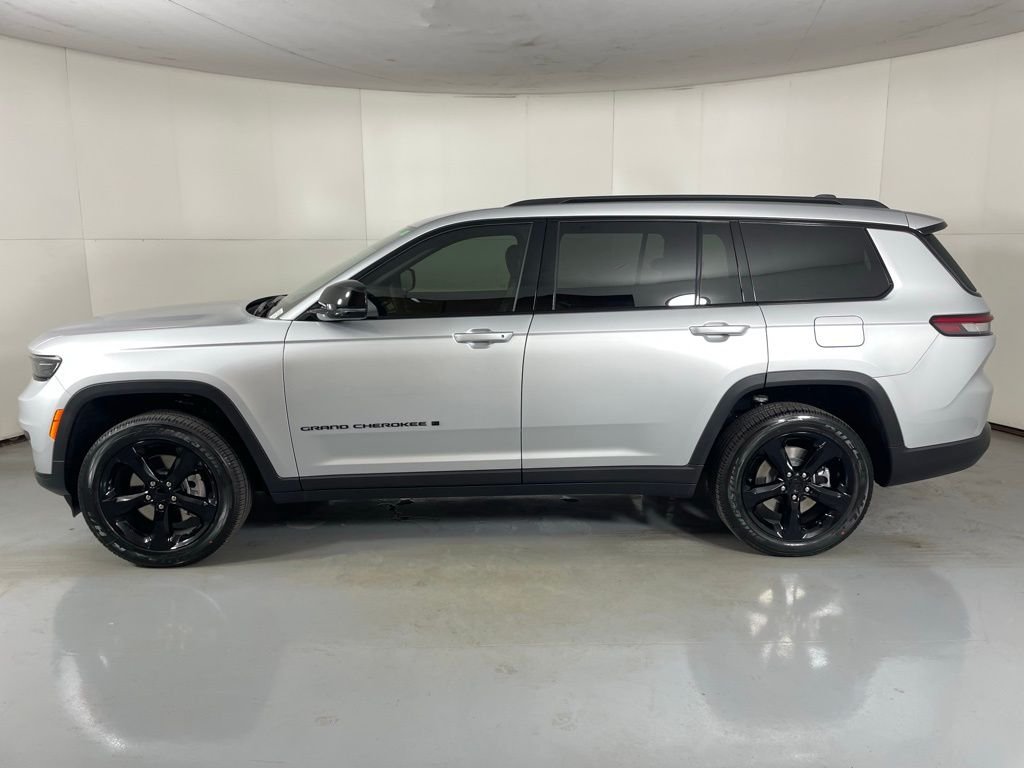 New 2025 Silver Zynith Exterior Paint Jeep Altitude image 5