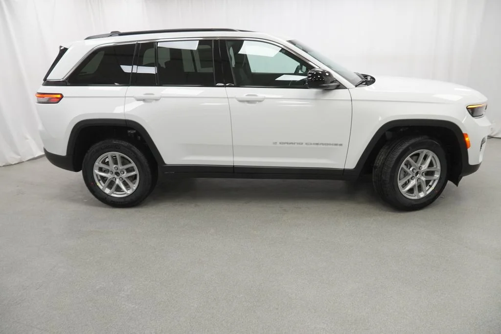 New 2026 Bright White Clear-Coat Exterior Paint Jeep Laredo X image 9