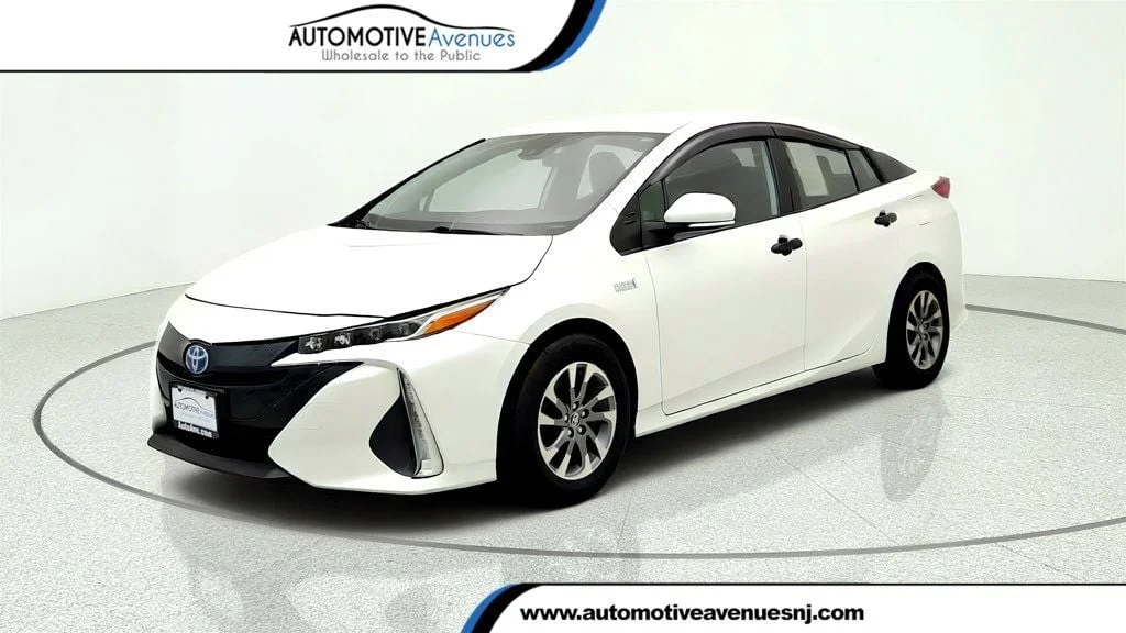 Used 2021 Wind Chill Pearl Toyota XLE image 1