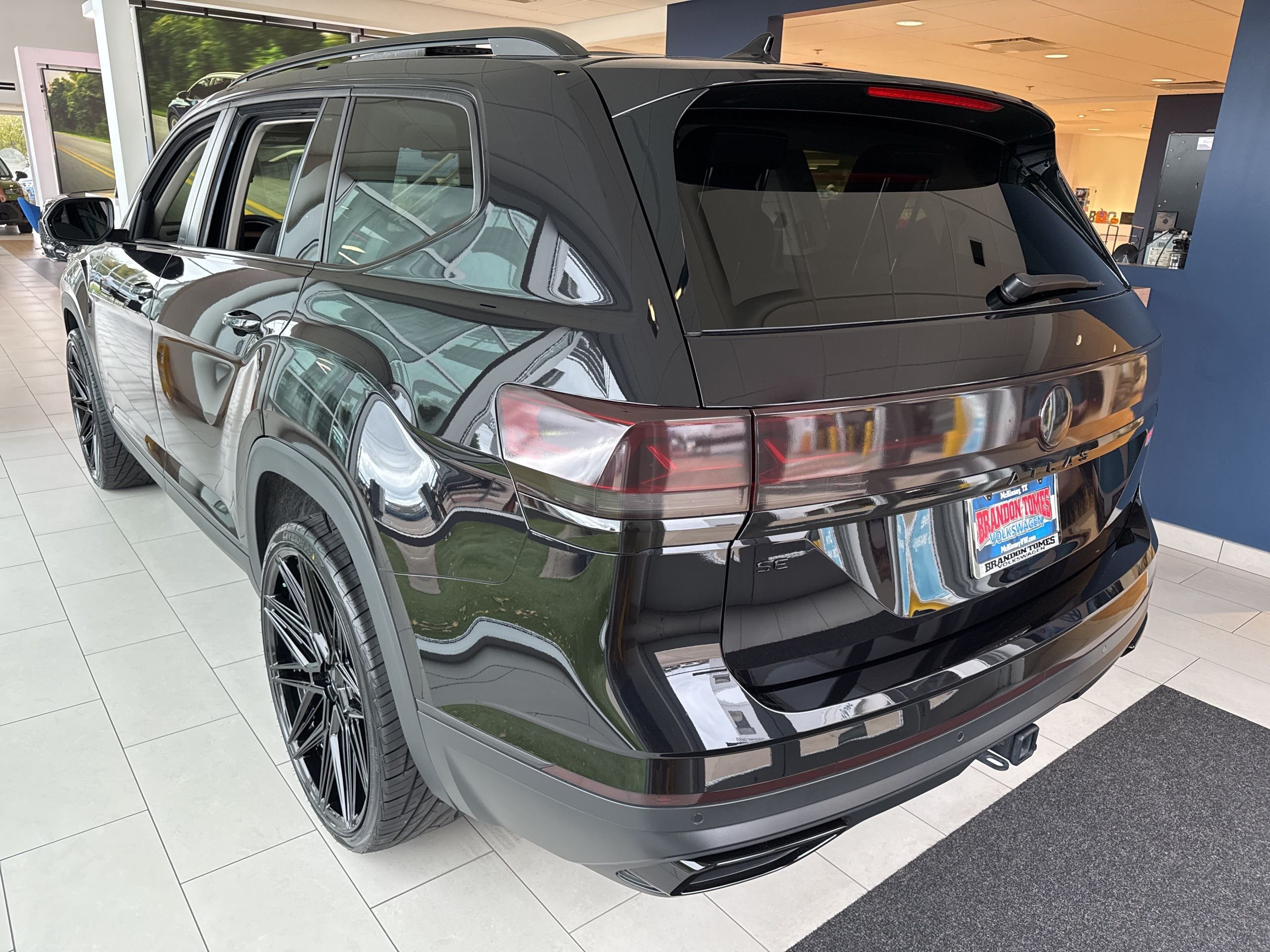 2025 Volkswagen Atlas SE w/Tech - Photo 6