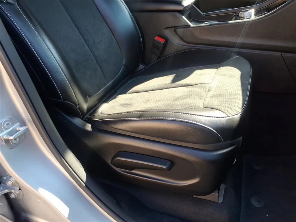 Used 2025 Silver Jeep Altitude image 30