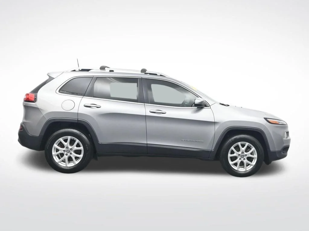 Used 2017 Billet Silver Metallic Clearcoat Jeep Latitude image 4