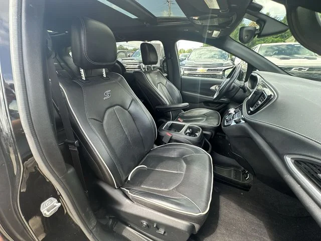 Used 2018 Black Chrysler Limited image 31
