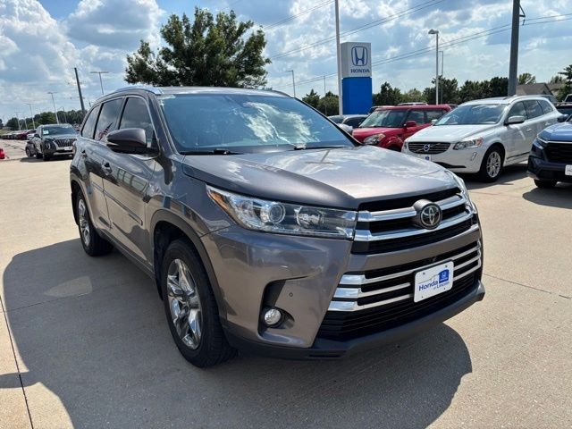 Used 2018 Predawn Gray Mica Toyota Limited Platinum image 3