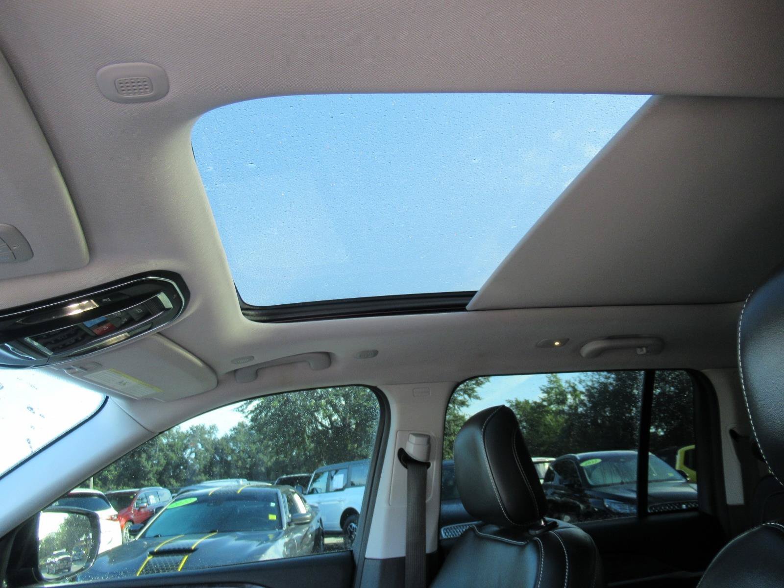 Used 2023  Jeep Limited image 17