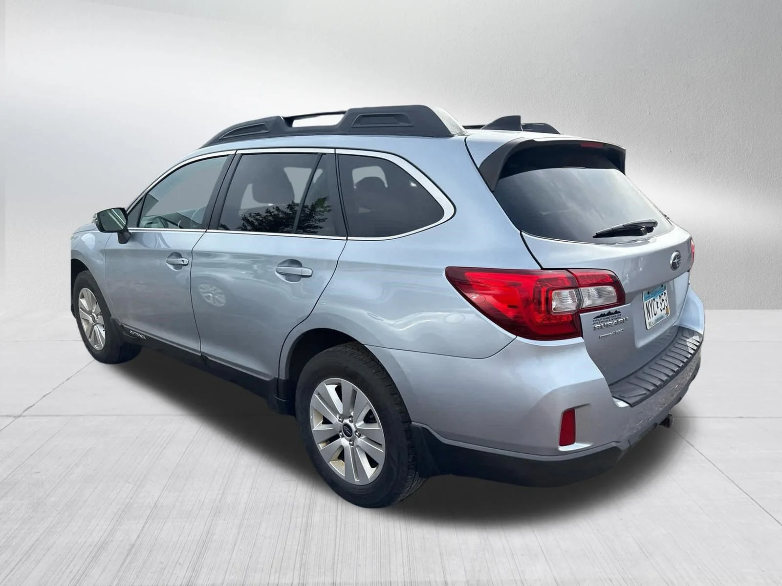 Used 2016 Ice Silver Metallic Subaru 2.5i Premium image 12