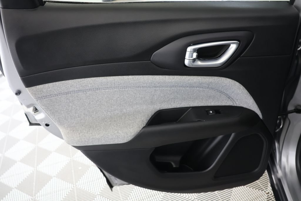 Used 2022 Silver Jeep Latitude image 26