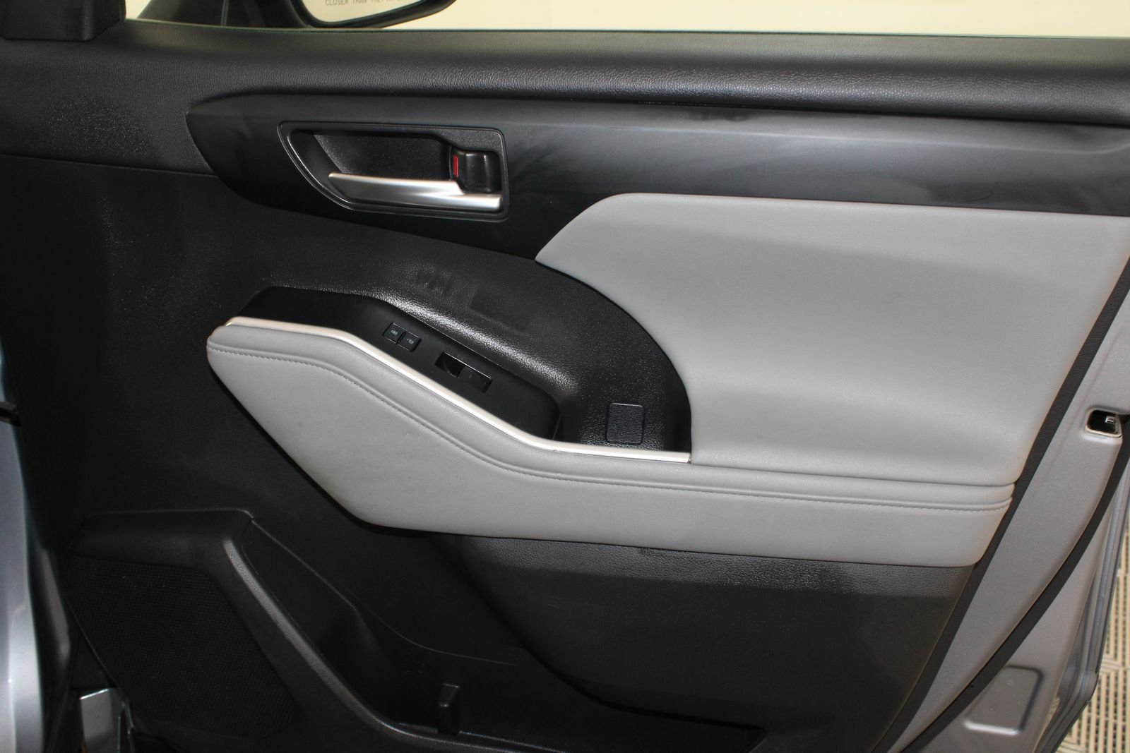 Used 2023  Toyota XLE image 17