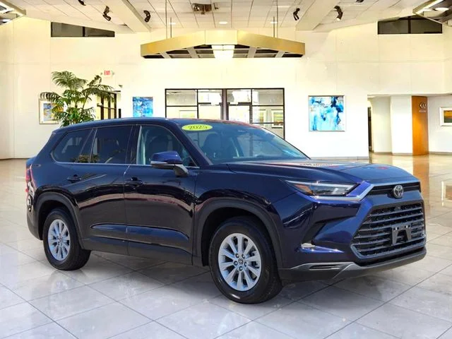 Used 2025  Toyota XLE image 3