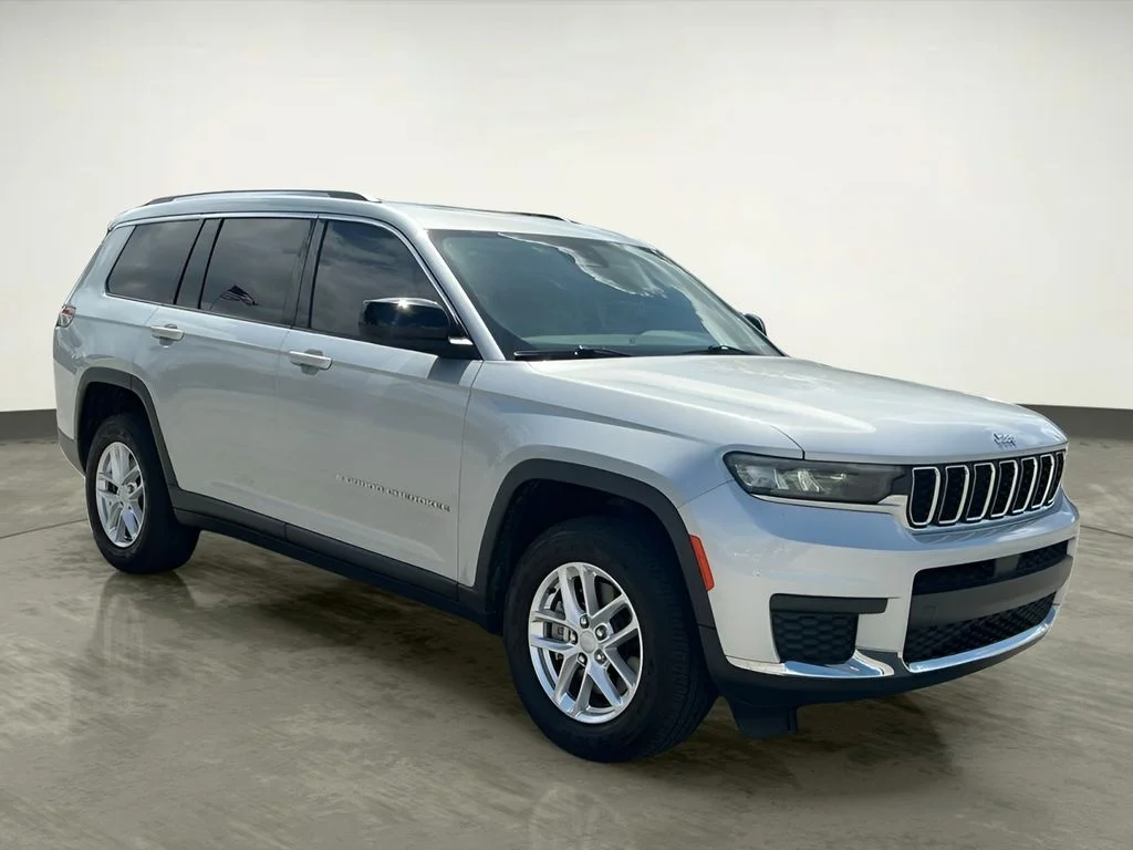 Used 2021 Silver Jeep Laredo image 9