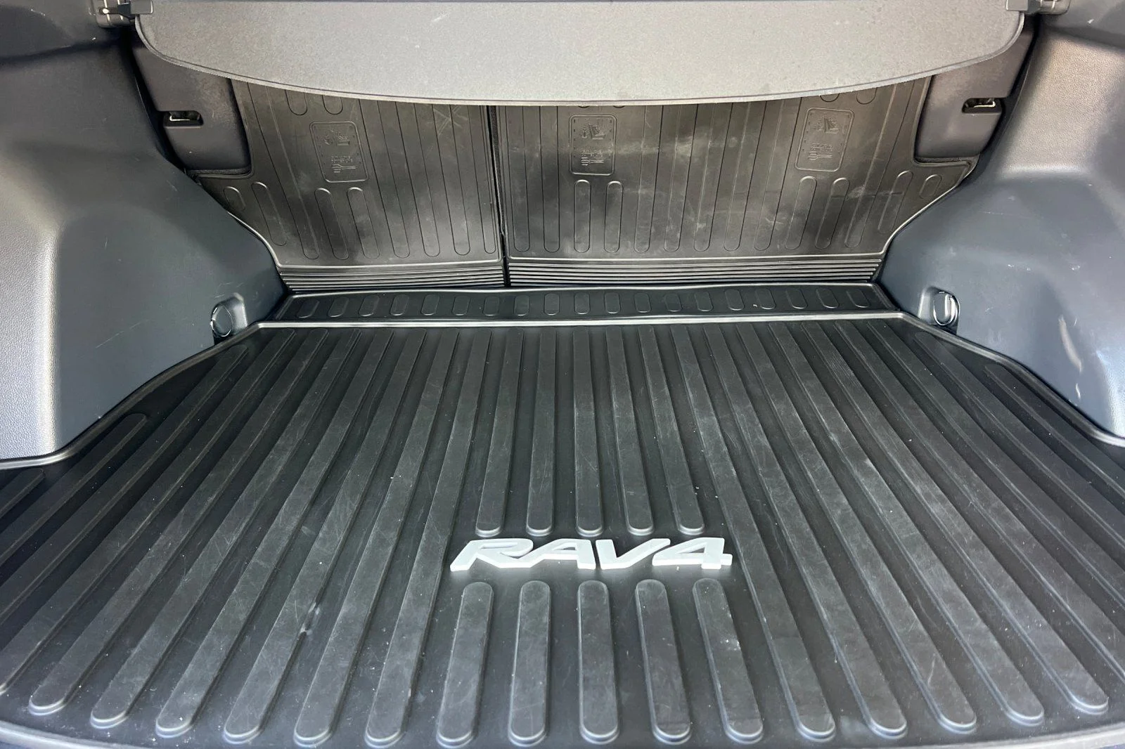 Used 2020 Gray Toyota XLE Premium image 15