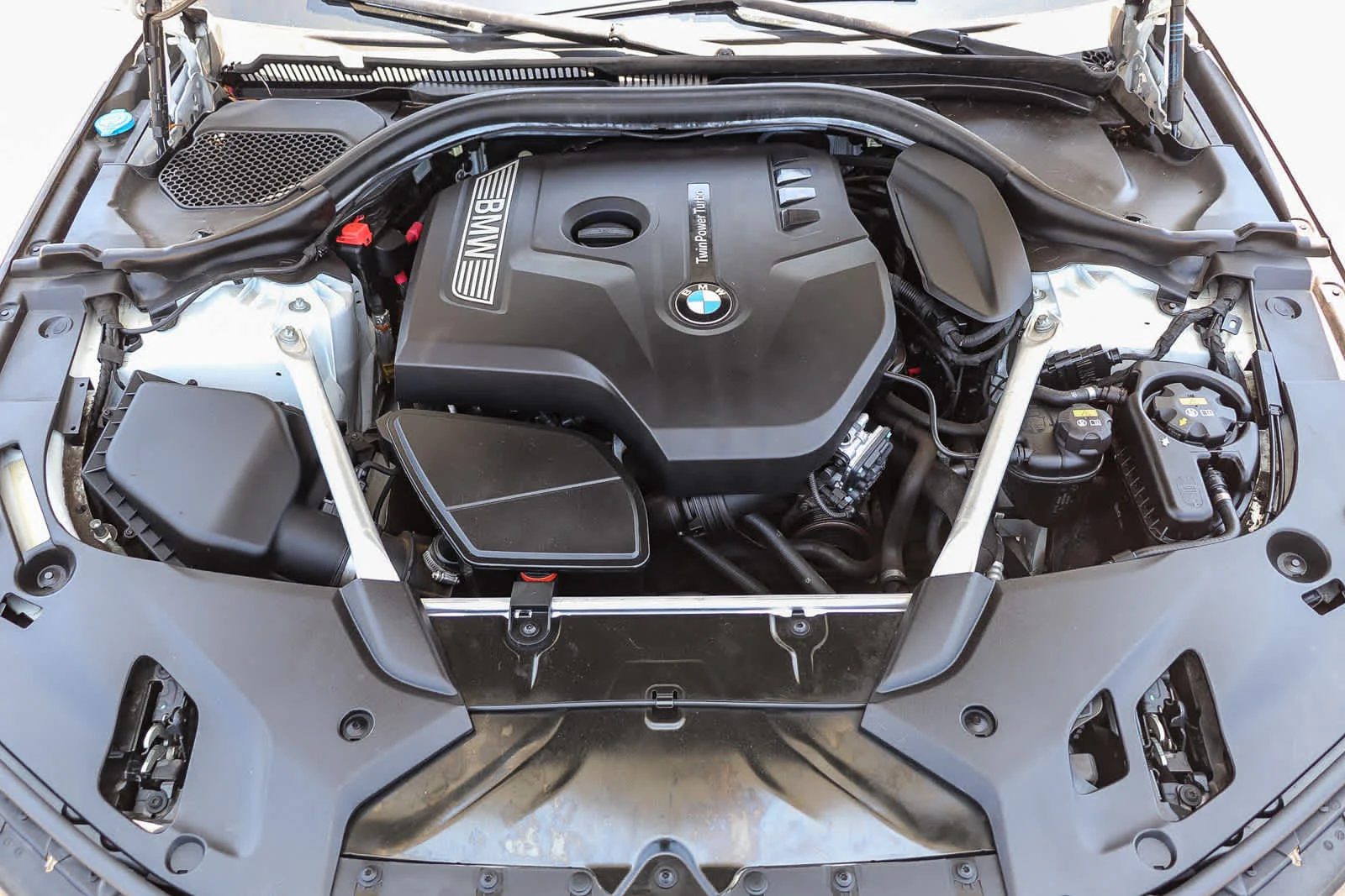 Used 2019 Alpine White BMW 530i image 27