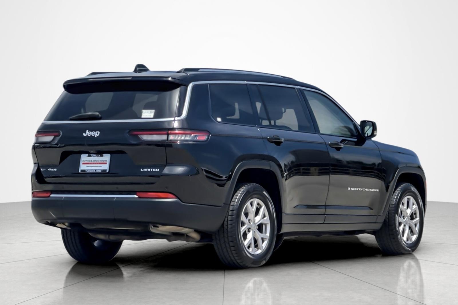 Used 2022 Diamond Black Crystal Pearlcoat Jeep Limited image 5