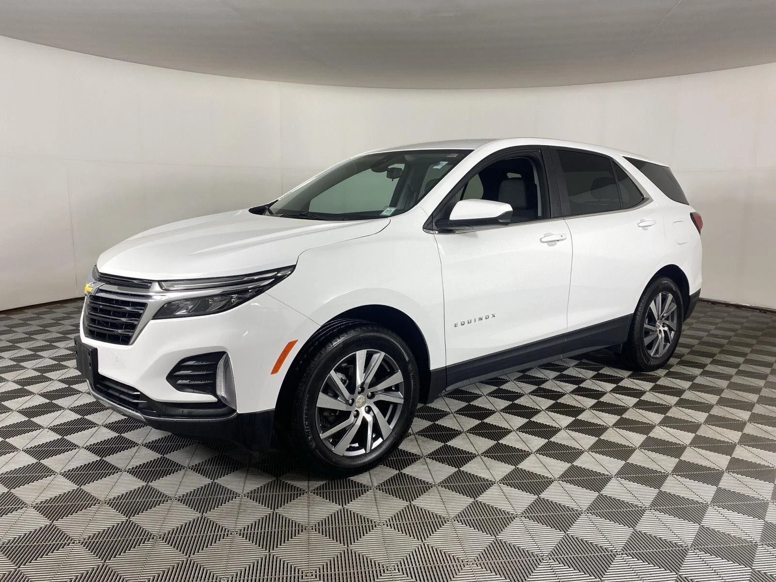 Used 2024 Summit White Chevrolet  image 3
