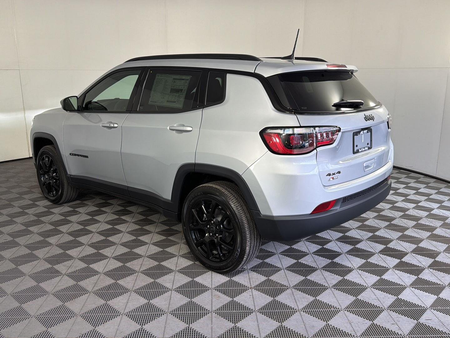 New 2026 Silver Zynith Metallic Clear-Coat Exterior Paint Jeep Latitude Altitude image 6
