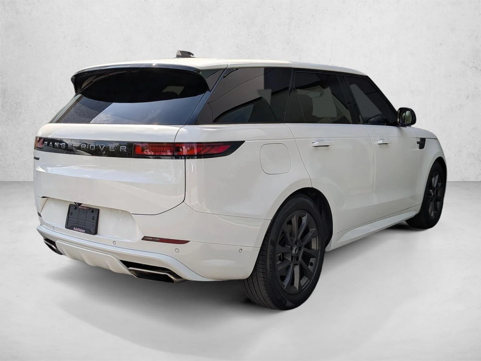 Used 2025 Fuji White Land Rover Dynamic SE image 5