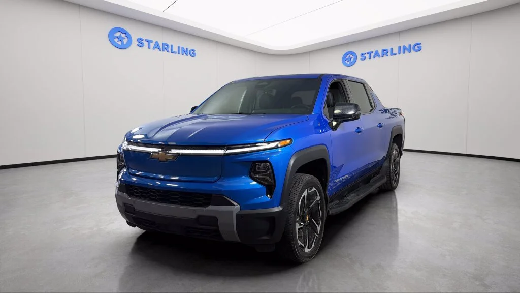 Used 2025 Riptide Blue Metallic Chevrolet LT - Extended Range image 16