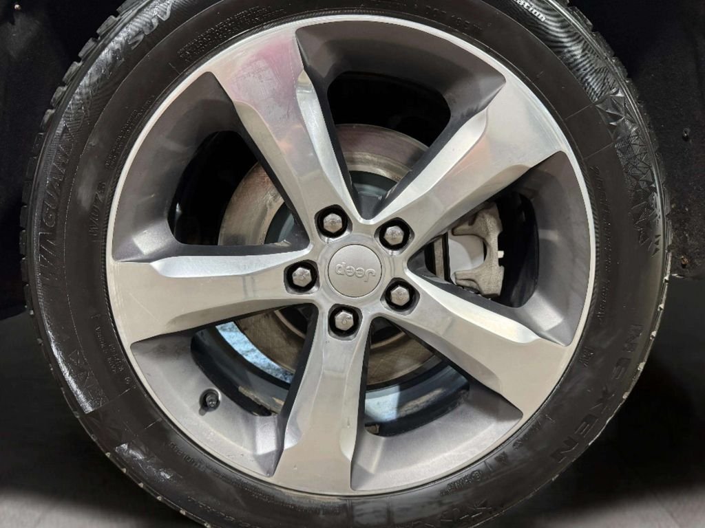 Used 2022 White/off-white Jeep Limited image 35