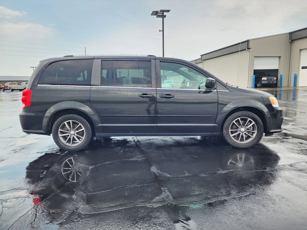 Used 2017 Black Onyx Crystal Pearlcoat Dodge SXT image 3