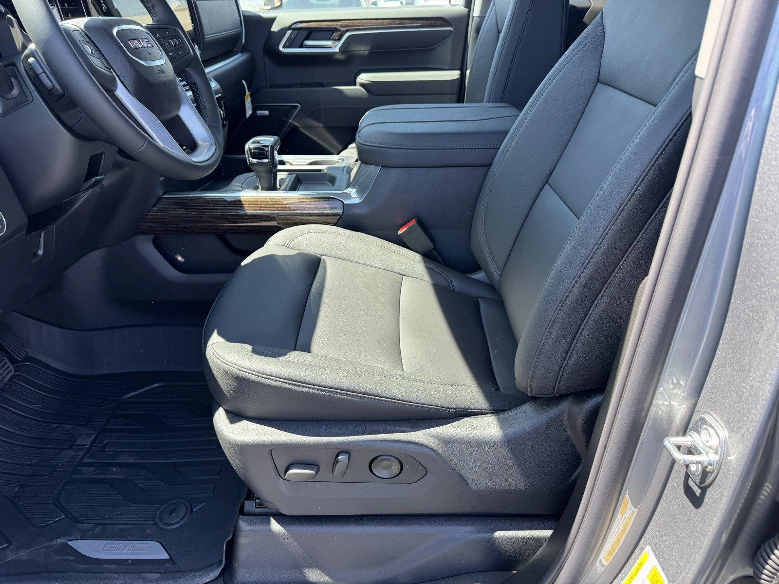 New 2026 Sterling Metallic GMC Elevation image 16