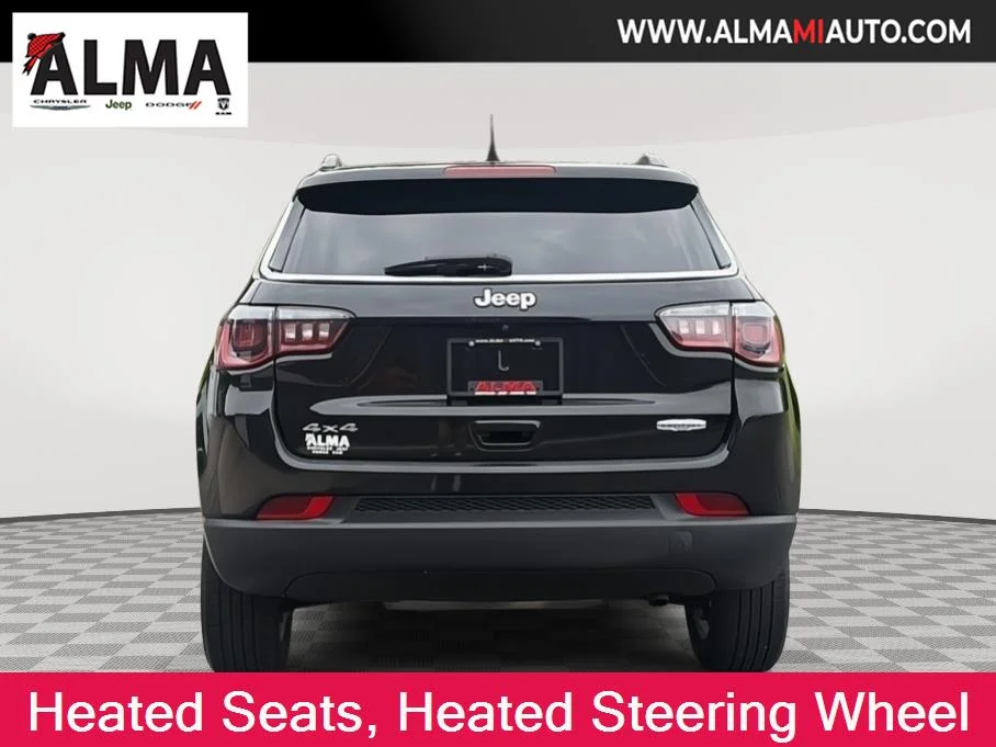 Certified Used 2019 Diamond Black Crystal Pearlcoat Jeep Latitude image 5