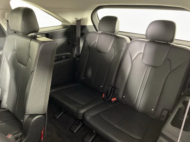 Used 2025 White Kia S image 32