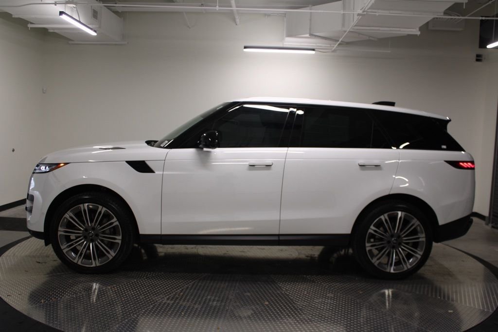 Used 2024  Land Rover SE image 2