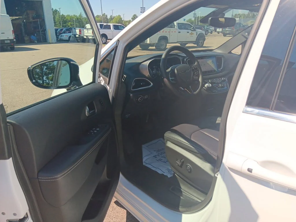 Used 2025 Bright White Clearcoat Chrysler Select image 12