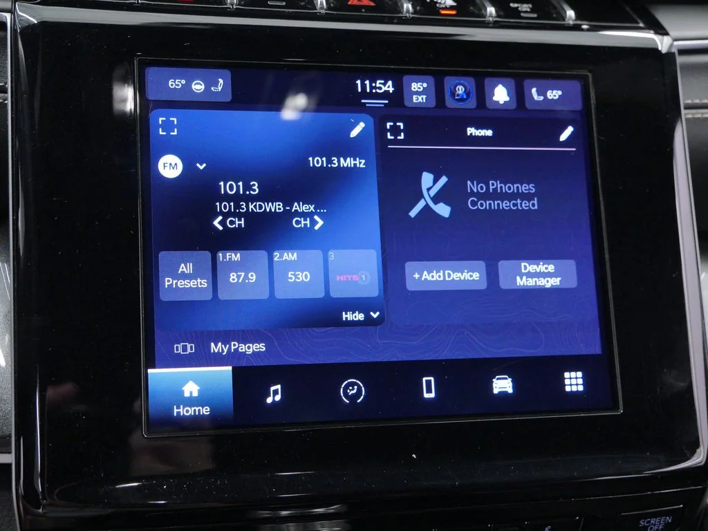 Used 2022 White Jeep Altitude image 28