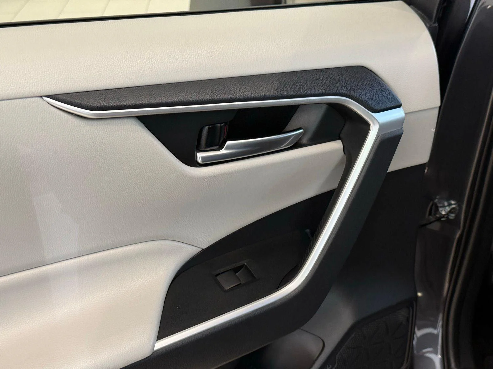 Used 2019 Magnetic Gray Metallic Toyota XLE image 22