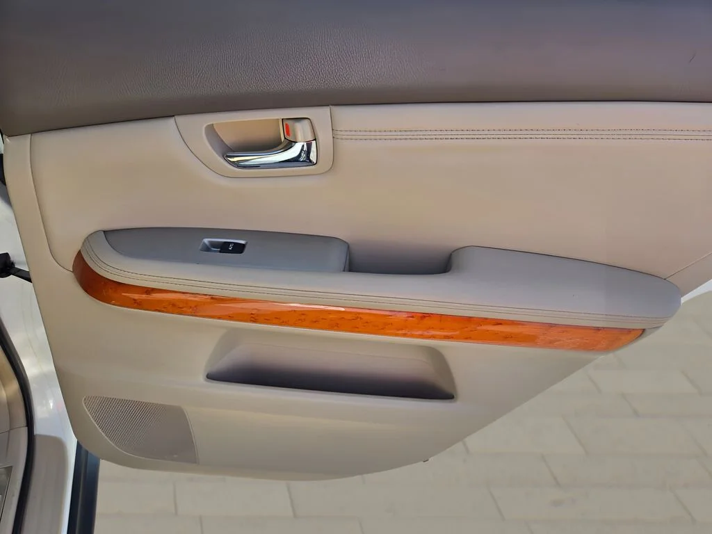 Used 2007 White Lexus 350 image 13