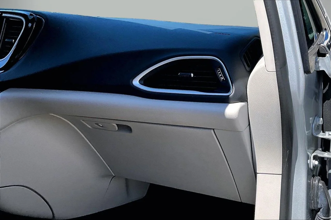 Used 2024 Silver Chrysler Touring L image 19