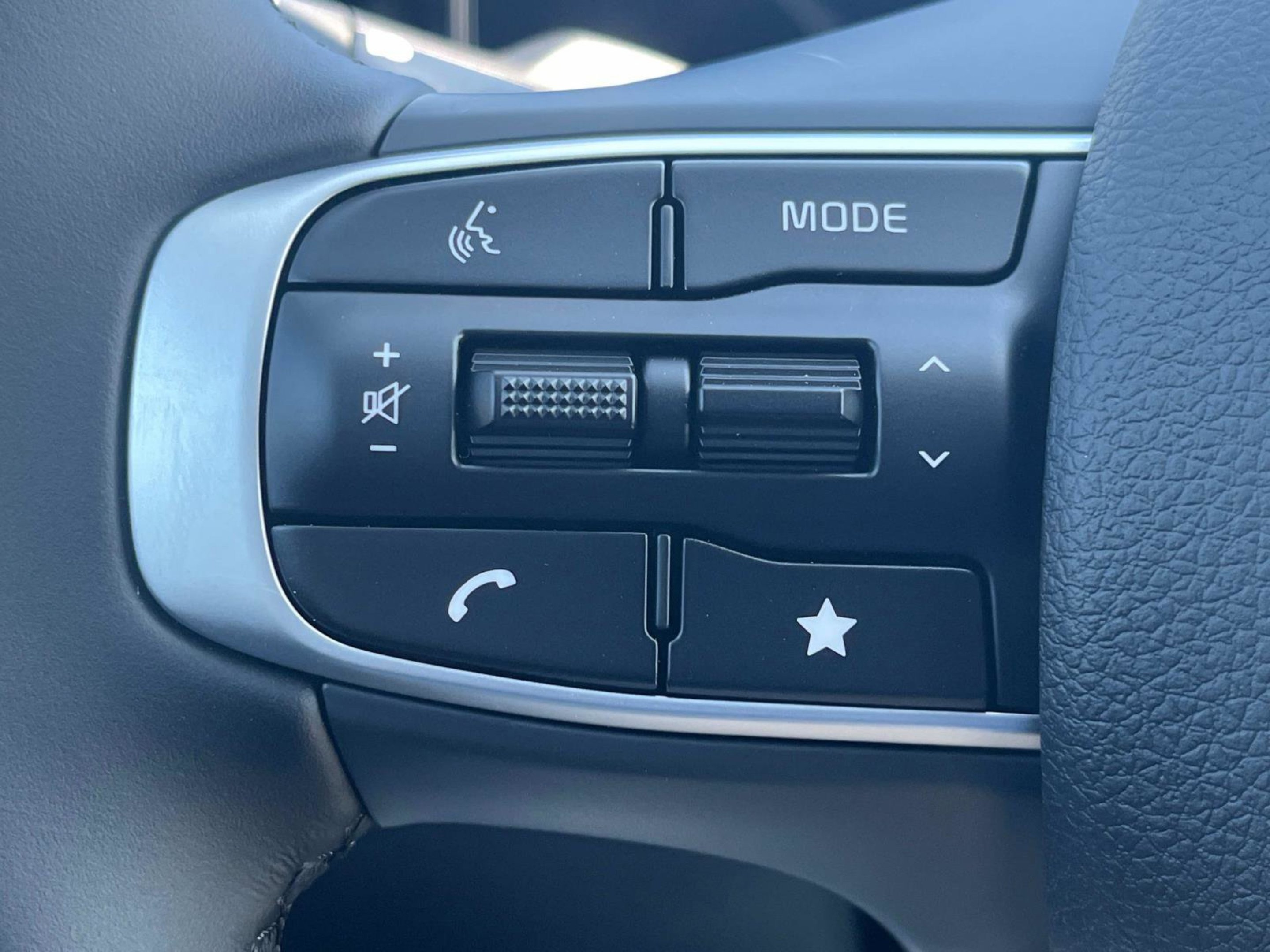 New 2026 Snow White Pearl Kia EX image 25