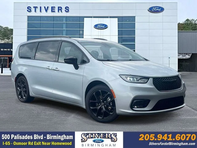 2024 Chrysler Pacifica Touring L's photo