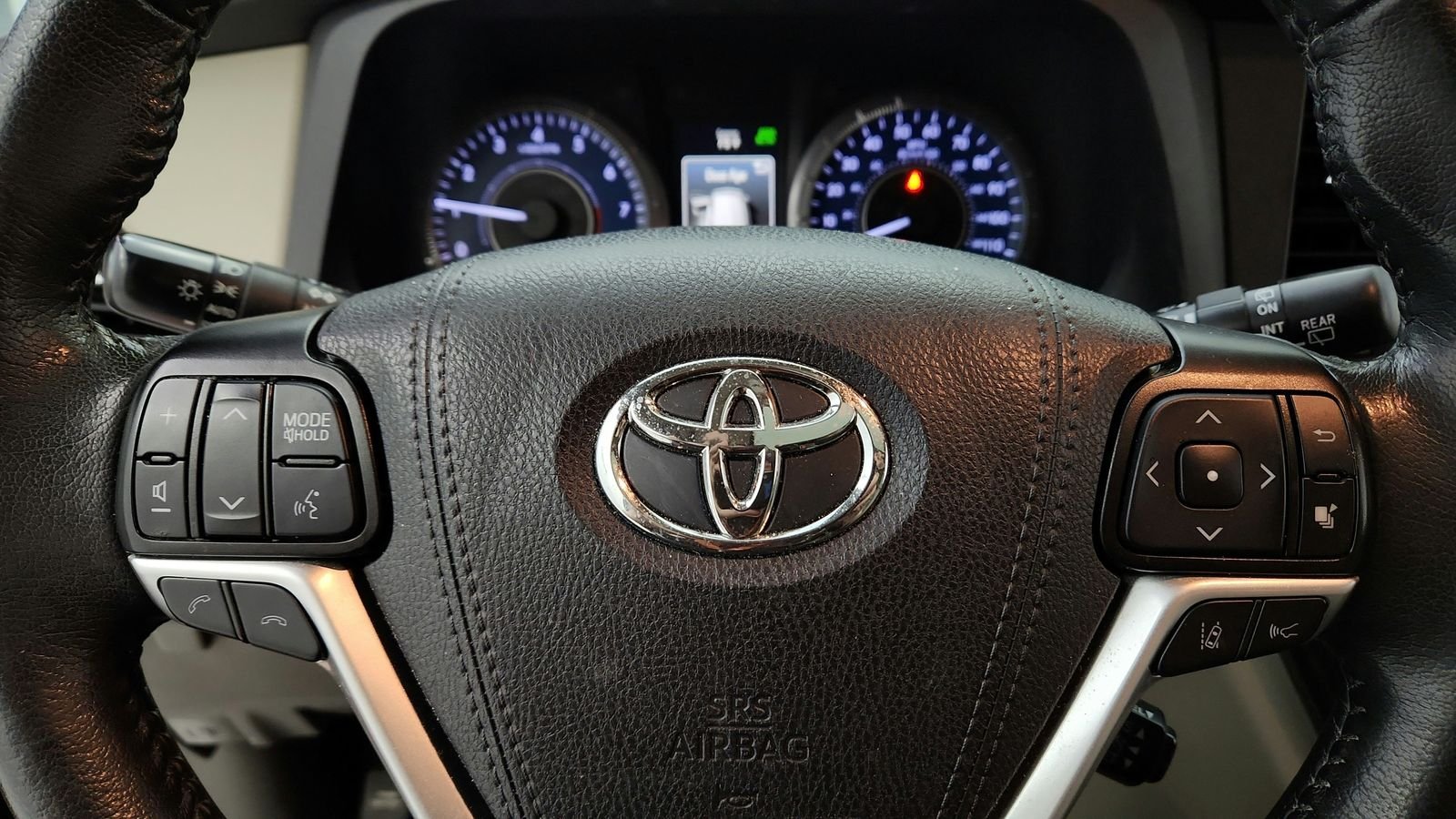 Used 2019 Beige Toyota XLE Premium image 31