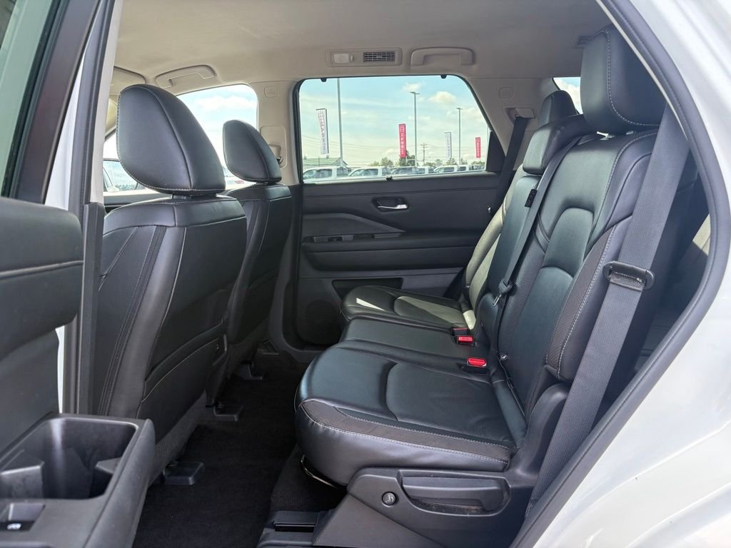 Used 2023 White Nissan SL image 18