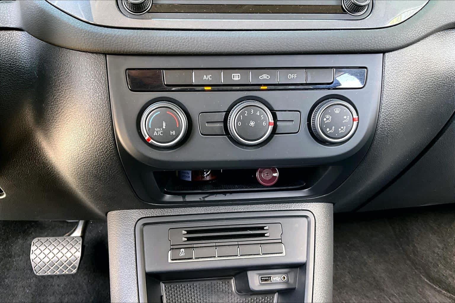 Used 2018 Pure White Volkswagen  image 31