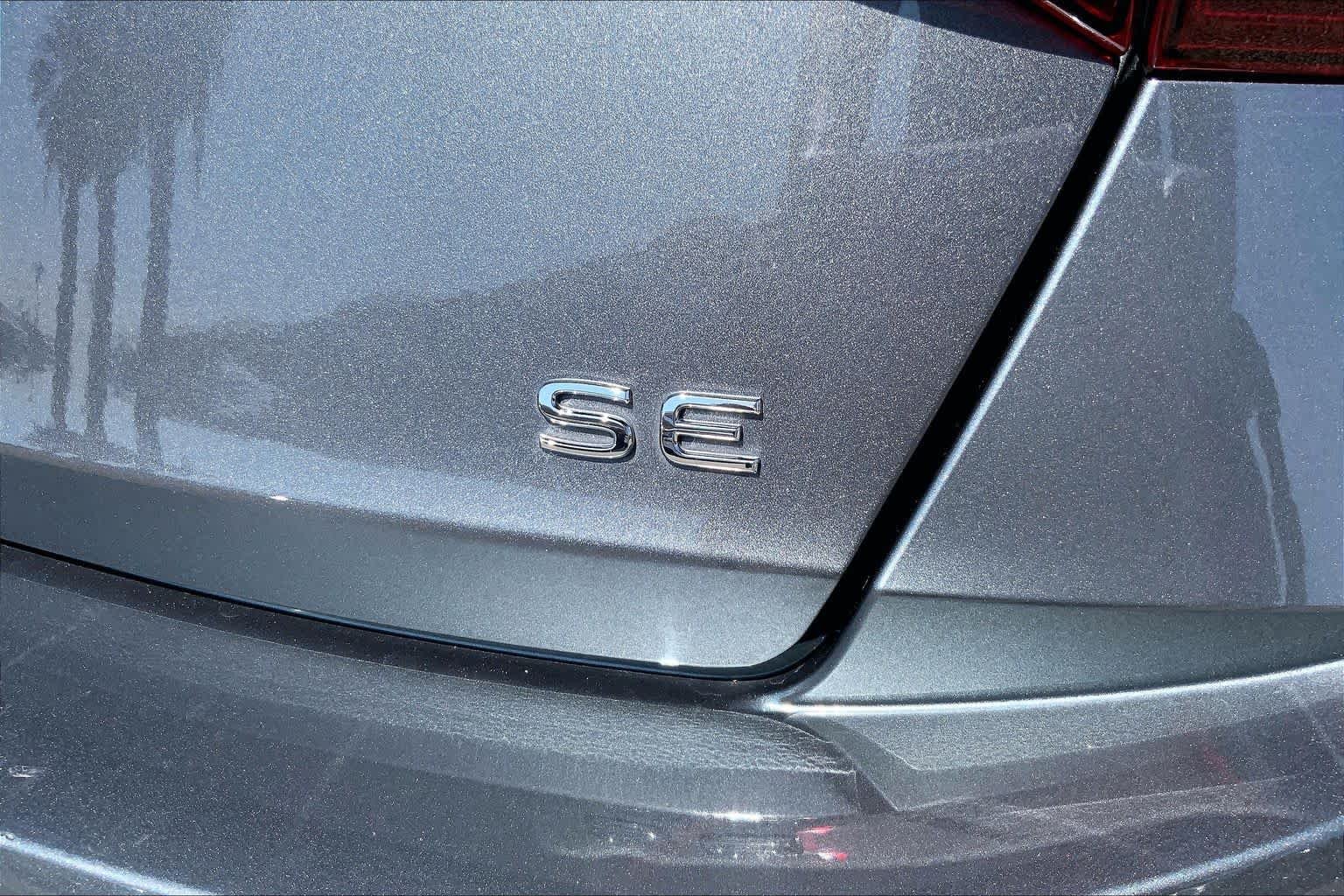 Used 2024 Platinum Gray Metallic Volkswagen SE image 10