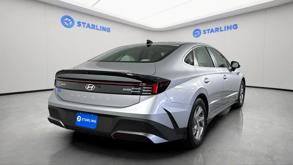 Used 2025 Silver Hyundai SE image 9